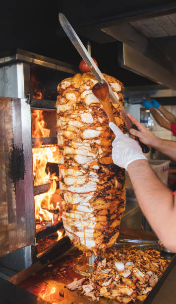 szef kuchni cięcia z kurczaka doner nóż tradycyjne tureckie mięso doner kebab. shawarma lub żyroskopy - greek cuisine chicken grilled grilled chicken zdjęcia i obrazy z banku zdjęć