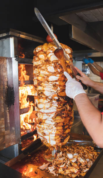 corte do cozinheiro chefe com faca turca tradicional do doner kebab do doner da faca. shawarma ou giroscópios - greek cuisine chicken grilled grilled chicken - fotografias e filmes do acervo