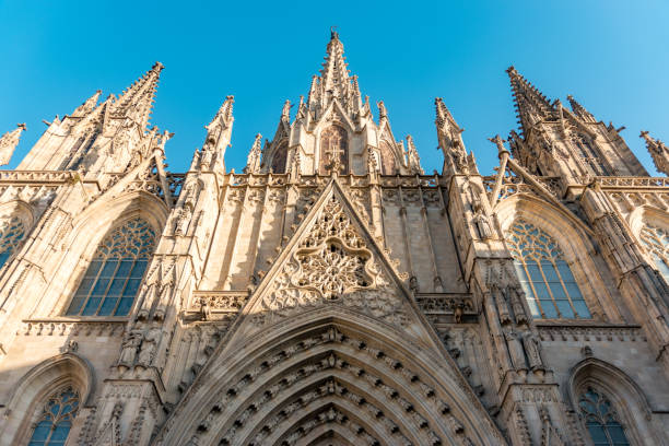 catedral gótico de barcelona no nascer do sol, spain. - gotic - fotografias e filmes do acervo