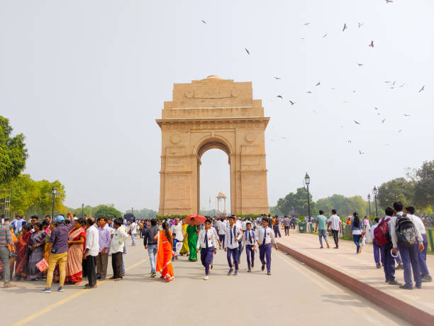 monumento da porta de india em nova deli, india - new delhi india indian culture indian ethnicity - fotografias e filmes do acervo