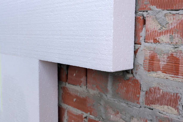 Close-up detail of brick house wall with rigid styrofoam insulation sheet. Modern technology of construction, renovation and energy saving. Alternative for mineral wool, warm comfortable house concept. detalle de primer plano de la pared de la casa de ladrillo con lámina rígida de aislamiento de espuma de poliestireno. tecnología moderna de construcción, renovación y ahorro energético. alternativa para lana mineral, cálido y cómodo concepto de ca