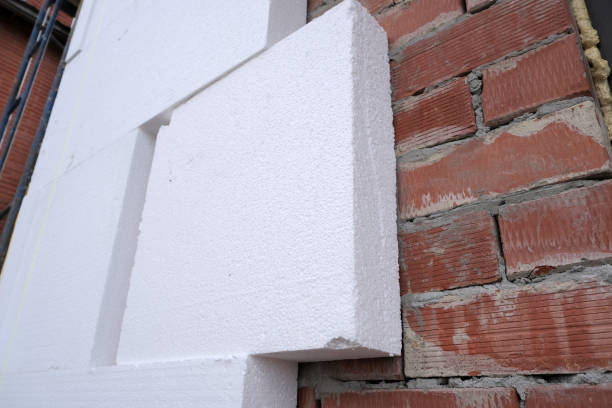 Close-up detail of brick house wall with rigid styrofoam insulation sheet. Modern technology of construction, renovation and energy saving. Alternative for mineral wool, warm comfortable house concept. detalle de primer plano de la pared de la casa de ladrillo con lámina rígida de aislamiento de espuma de poliestireno. tecnología moderna de construcción, renovación y ahorro energético. alternativa para lana mineral, cálido y cómodo concepto de ca