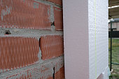 nahaufnahme-detail-der-backsteinhauswand-mit-starren-styropor-isolierblech-moderne-bau.jpg?b=1&s=170x170&k=20&c=JcKkUT8fzcH9ShK6IDsNYVshMWDuo-Xz0ZP9MeX9ogs=