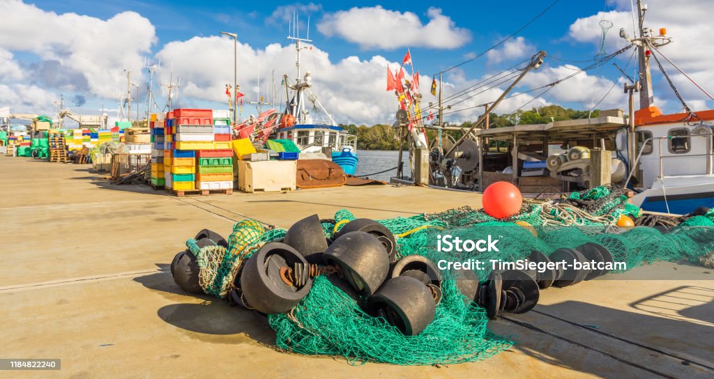 Fischernetze auf einem Fischkutter oder Fischerboot im Hafen Überfischfischerei Fischerei - Lizenzfrei Arbeiten Stock-Foto