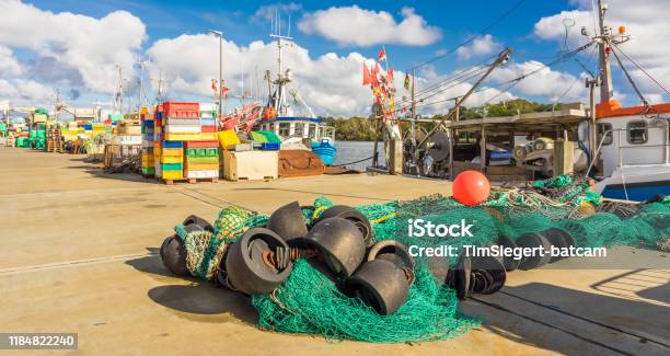 Fischernetze Auf Einem Fischkutter Oder Fischerboot Im Hafen Überfischfischerei Fischerei Stockfoto und mehr Bilder von Arbeiten