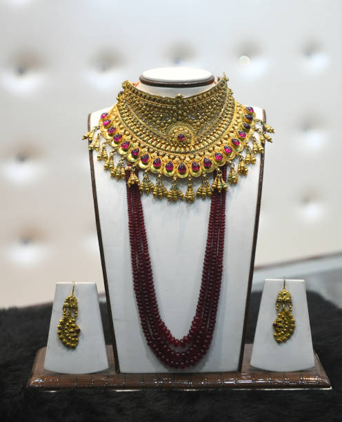 artificial gold jewellery set - fake jewelry imagens e fotografias de stock