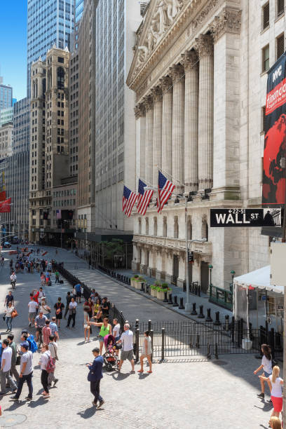 뉴욕 맨해튼의 월스트리트에 있는 뉴욕 증권 거래소 - bull bear stock market new york stock exchange 뉴스 사진 이미지
