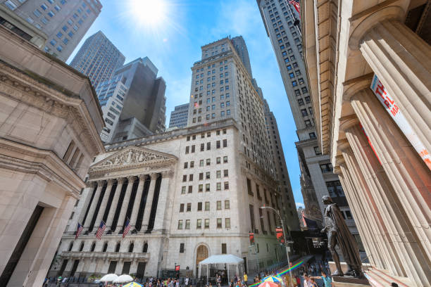 월스트리트와 뉴욕 증권 거래소 - bull bear stock market new york stock exchange 뉴스 사진 이미지