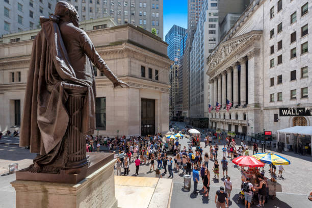 wall street a new york - bull bear stock market new york stock exchange foto e immagini stock