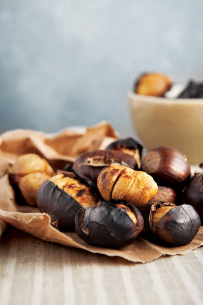 sweet chestnut,ripe chestnuts,chestnut,grilled chestnuts - chestnut tree imagens e fotografias de stock