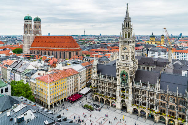 marienplatz em munique - vista aérea para a nova câmara municipal e a frauenkirche - nova prefeitura de munique - fotografias e filmes do acervo