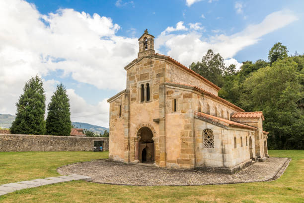 kirche von valdedios, spanien - romanesque stock-fotos und bilder