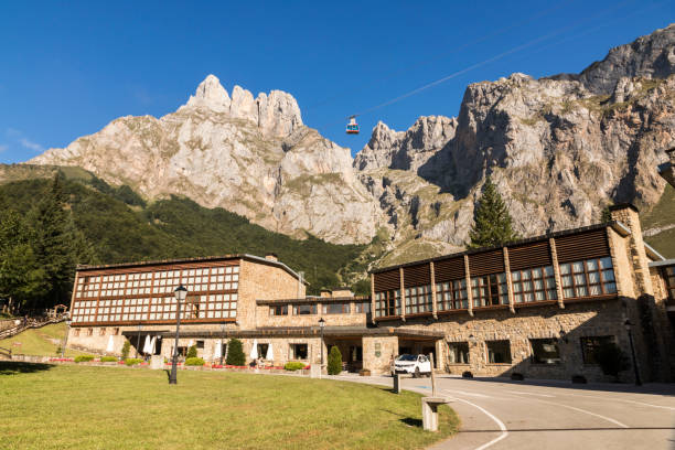 fonte de, spagna - cantabria picos de europe mountains panoramic asturias foto e immagini stock