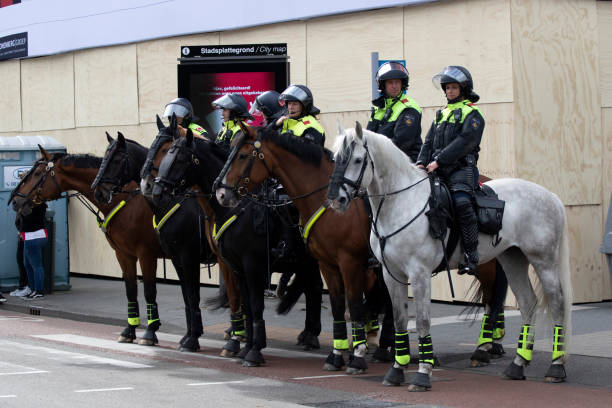 Polizisten in Uniform auf ihren Pferden – Foto