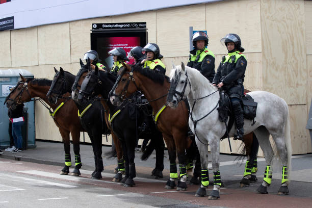 policiers en uniforme sur leurs chevaux - Photo