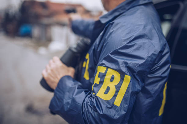 ein fbi-agent benutzt eine waffe in aktion - gun men handgun spy stock-fotos und bilder