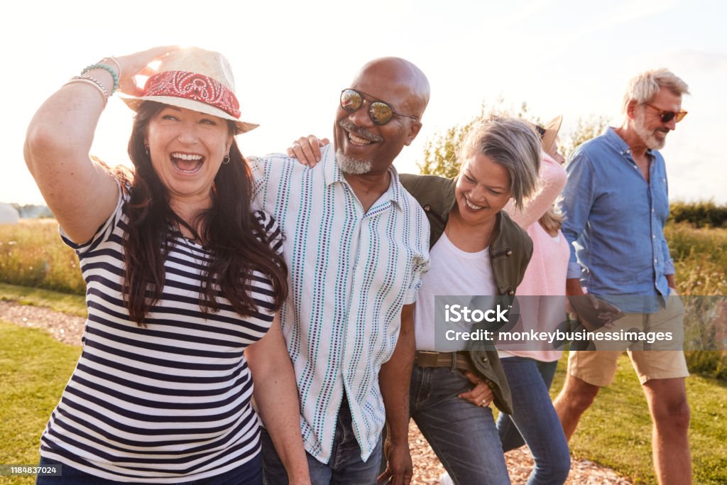 Nhóm bạn trưởng thành đi bộ dọc theo con đường qua khu cắm trại lúc hoàng hôn - Trả phí Bản quyền Một lần Nhóm người Bức ảnh sẵn có Nhóm bạn trưởng thành đi bộ dọc theo con đường qua khu cắm trại lúc hoàng hôn - Trả phí Bản quyền Một lần Nhóm người Bức ảnh sẵn có