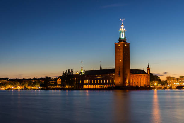 el ayuntamiento, stadshuset, en estocolmo, suecia al atardecer - kungsholmen fotografías e imágenes de stock