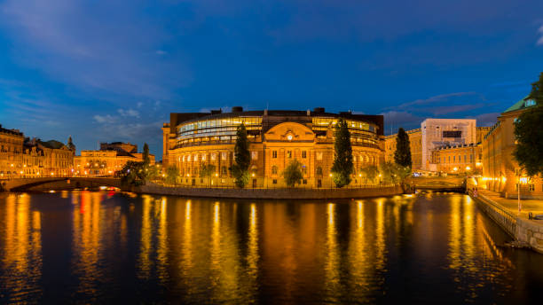 schwedisches parlamentsgebäude stockholm - sveriges helgeandsholmen stock-fotos und bilder