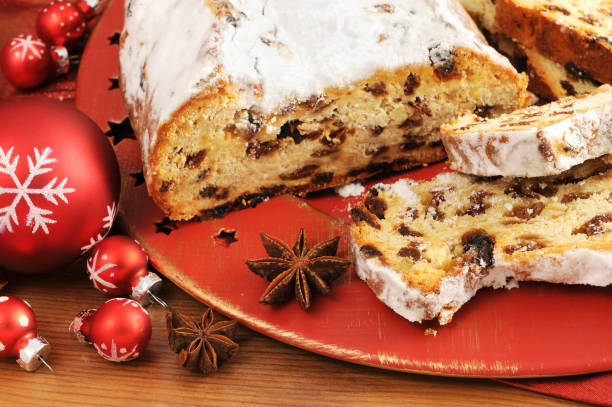 크리스마스 장식과 전통적인 독일어 과일 케이크 이름 스톨. - christmas stollen christmas pastry baked 뉴스 사진 이미지