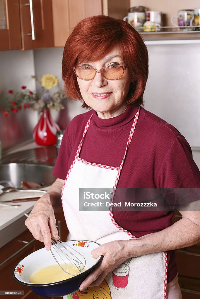 Nonna battiti uova - Foto stock royalty-free di Adulto