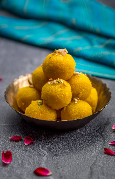 motichoor laddoo ou laddu pour puja en inde - hinduism goddess ceremony india photos et images de collection