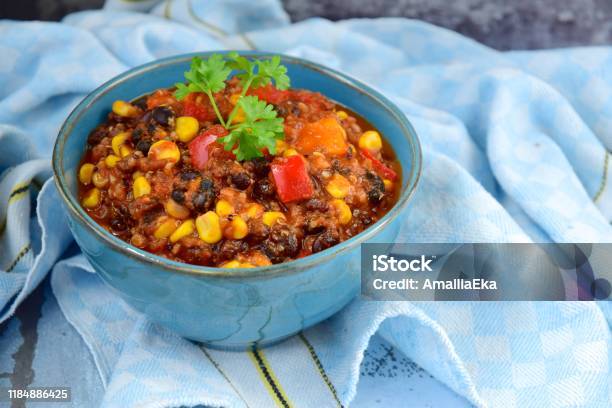 Czarna Fasola Quinoa Słodka Papryka Ziemniaczana Papryka Kukurydziana Chili W Misce Dekorować Z Pietruszką - zdjęcia stockowe i więcej obrazów Papryka chili