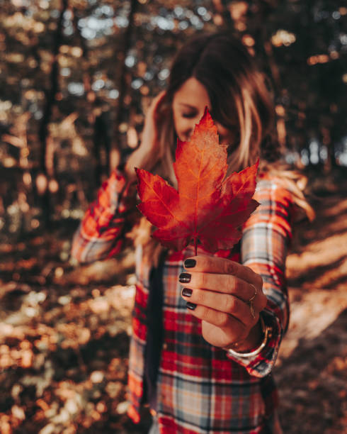fille appréciant l'automne - lumberjack shirt photos et images de collection