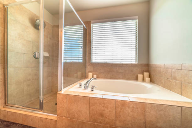 내장 된 서커스 욕조는 집의 욕실 내부에 샤워 실을 deside - deside 뉴스 사진 이미지