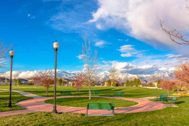istock Circular footpath in an urban park with grass 1184896127