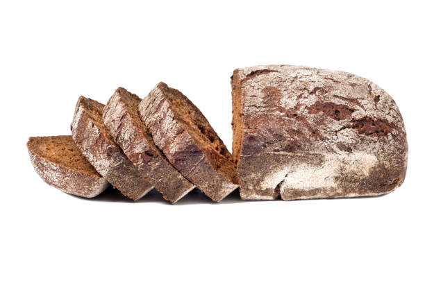 pan de centeno rebanado aislado sobre fondo blanco - pan de centeno fotografías e imágenes de stock