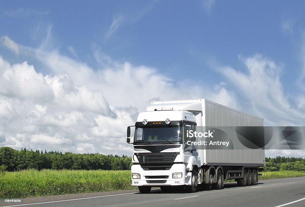 Weiße Lkw auf Autobahn unter blauen Himmel - Lizenzfrei Ländliches Motiv Stock-Foto