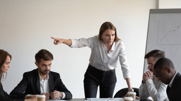 wściekła kaukaska kobieta szef strzelająca smutno zestresowana afrykańska pracownica płci męskiej - arguing business person harassment people zdjęcia i obrazy z banku zdjęć