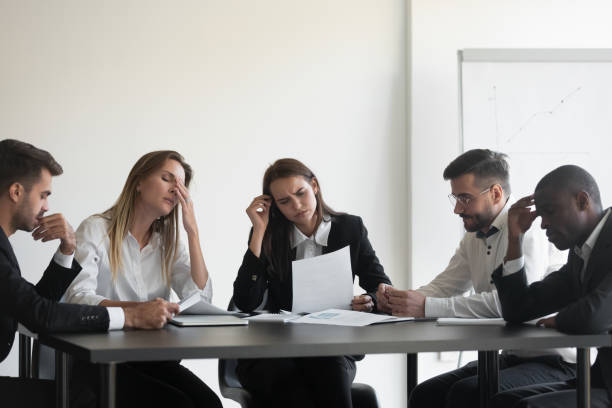 zestresowana zdenerwowana kobieta biznesu cierpi z powodu nękania w miejscu pracy - arguing business person harassment people zdjęcia i obrazy z banku zdjęć