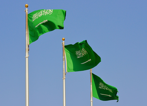 Tres banderas sauditas en el viento (foto, no generada por ordenador) - Riad, Arabia Saudita photo