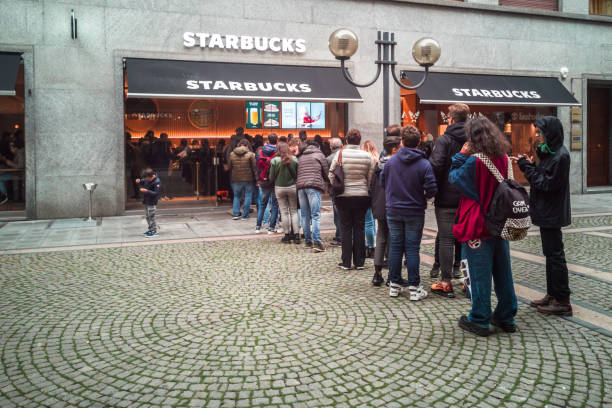 fila dos povos que entram no café recentemente aberto de starbucks em turim. turim, piemonte, itália, novembro de 2019 - editorial italian culture horizontal italy - fotografias e filmes do acervo