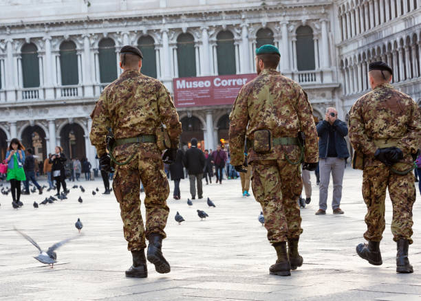 vista trasera de tres hombres anónimos con uniforme militar - tourist photographing armed forces military fotografías e imágenes de stock