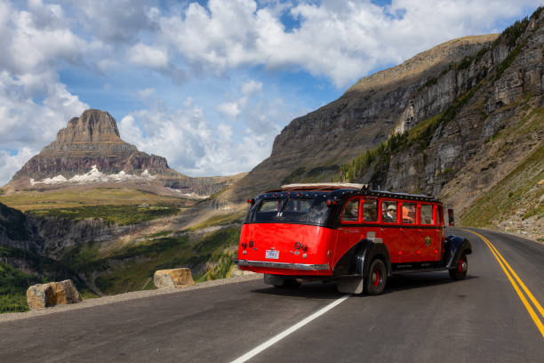 parc national des glaciers, montana - us glacier national park montana bus park photos et images de collection