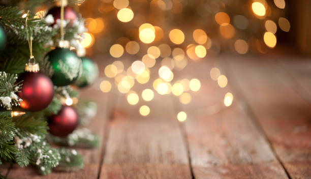 el árbol de navidad se desenfoca intencionalmente con luces de oro de fondo - christmas tree decorations indoors selective focus arrangement fotografías e imágenes de stock