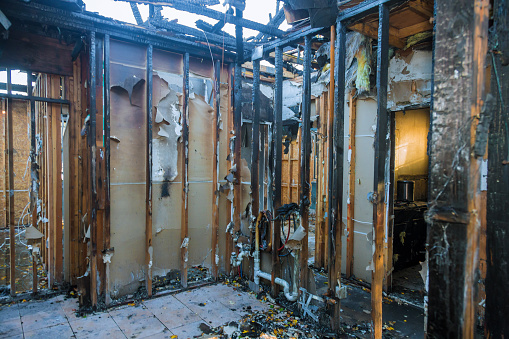 Paredes de madera quemada casa con techo carbonizado quemado photo