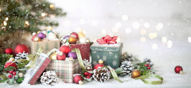 fondo de la navidad baubles - christmas tree decorations indoors selective focus arrangement fotografías e imágenes de stock