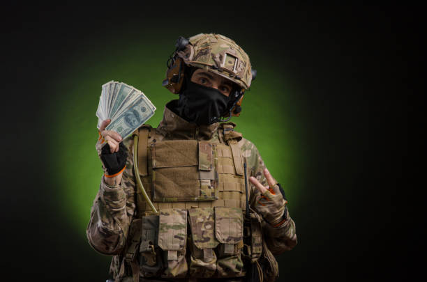 돈으로 어두운 배경에 무기를 가진 군복을 입은 남성 병사 - gun possession 뉴스 사진 이미지