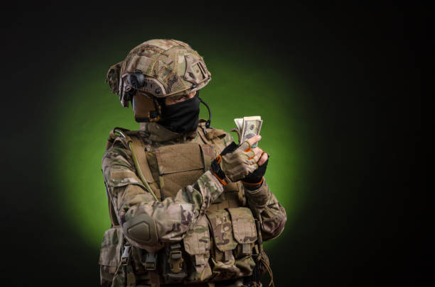 돈으로 어두운 배경에 무기를 가진 군복을 입은 남성 병사 - gun possession 뉴스 사진 이미지