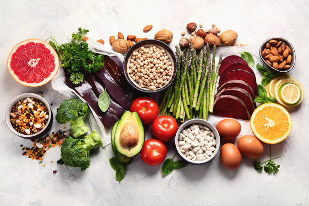 foods high in vitamin b9. - superfood avocado fruit vegetable imagens e fotografias de stock