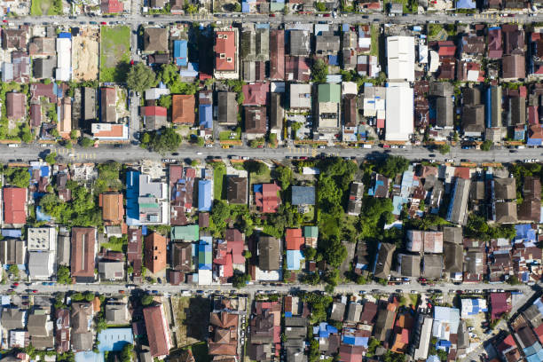 vista desde arriba, impresionante vista aérea de un barrio residencial en kuala lumpur, malasia. - aerial view building exterior suburb neighbor fotografías e imágenes de stock