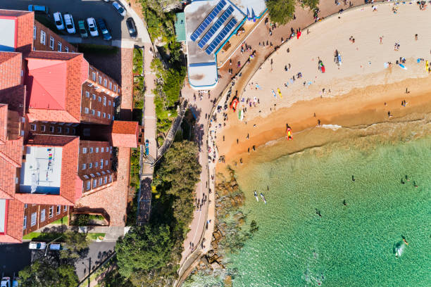 d angolo casa virili dall'alto verso il basso - surfing new south wales beach australia foto e immagini stock