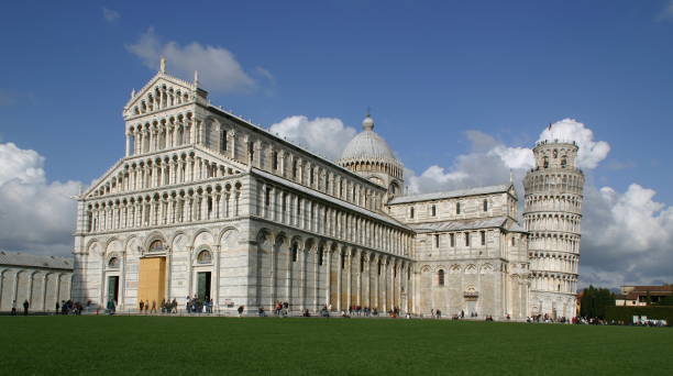 cathédrale de pise et la tour penchée de pise - pisa cathedral photos et images de collection