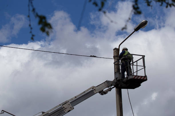 istock Street lamp repair 1184980199