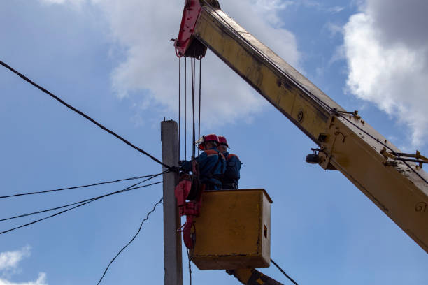 istock Street lamp repair 1184980242