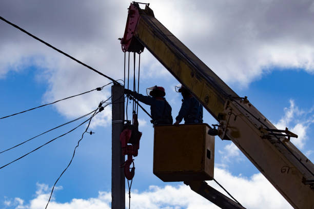 istock Street lamp repair 1184980255